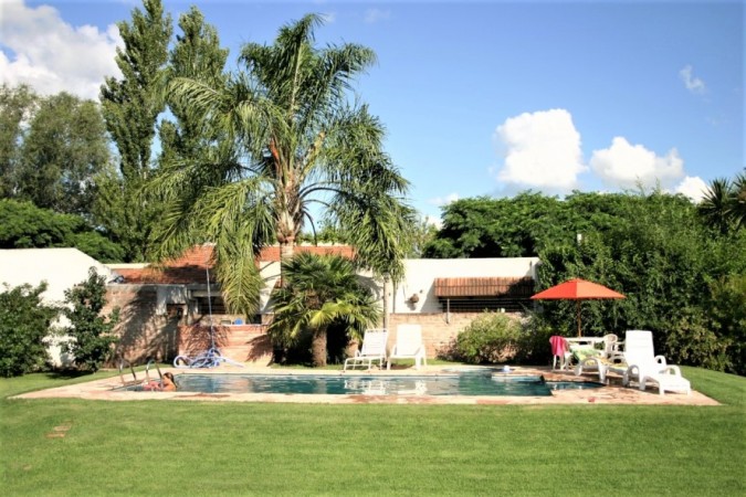CASA DE 3 DORMITORIOS CON AMPLIO JARDIN - EN VENTA