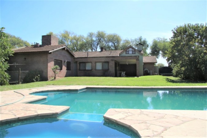 CASA DE 3 DORMITORIOS CON AMPLIO JARDIN - EN VENTA