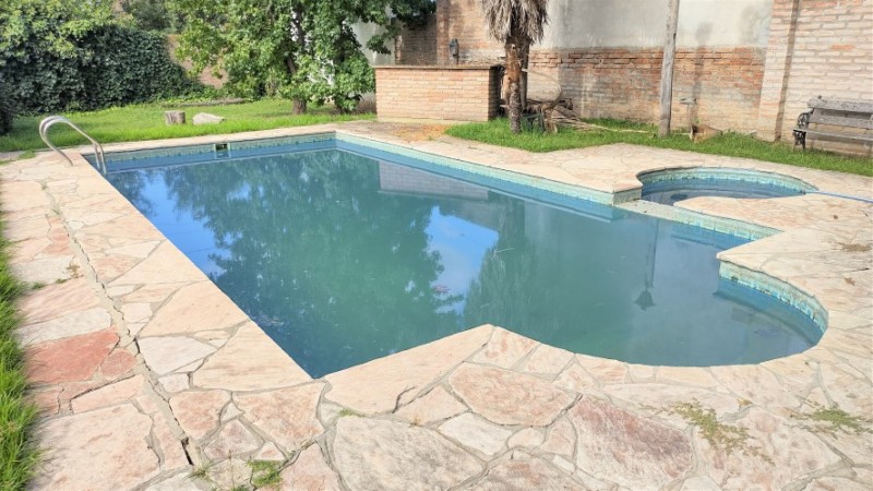 CASA DE 3 DORMITORIOS CON AMPLIO JARDIN - EN VENTA