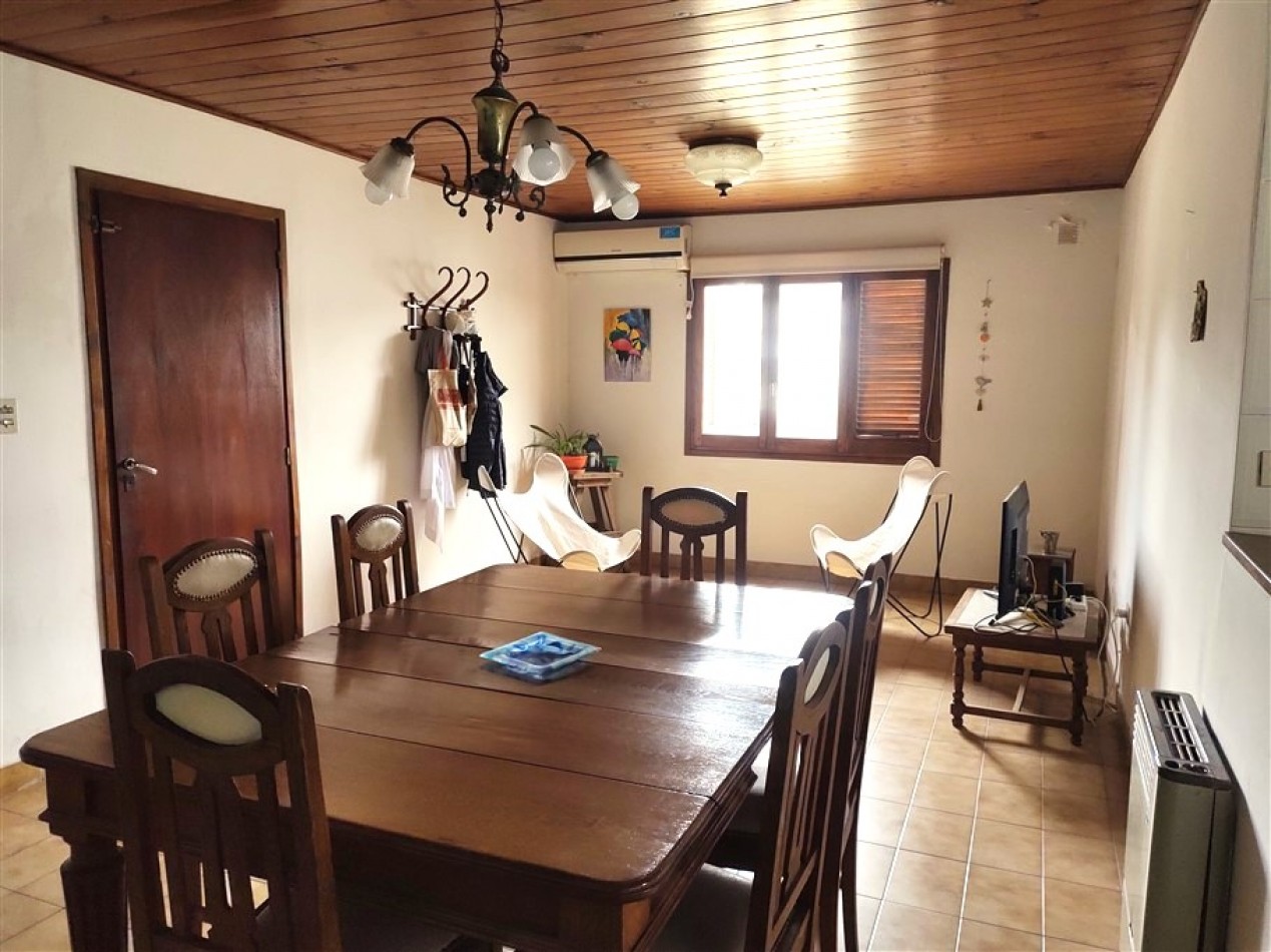 CASA DE 2 DORMITORIOS EN BARRIO OBRERO