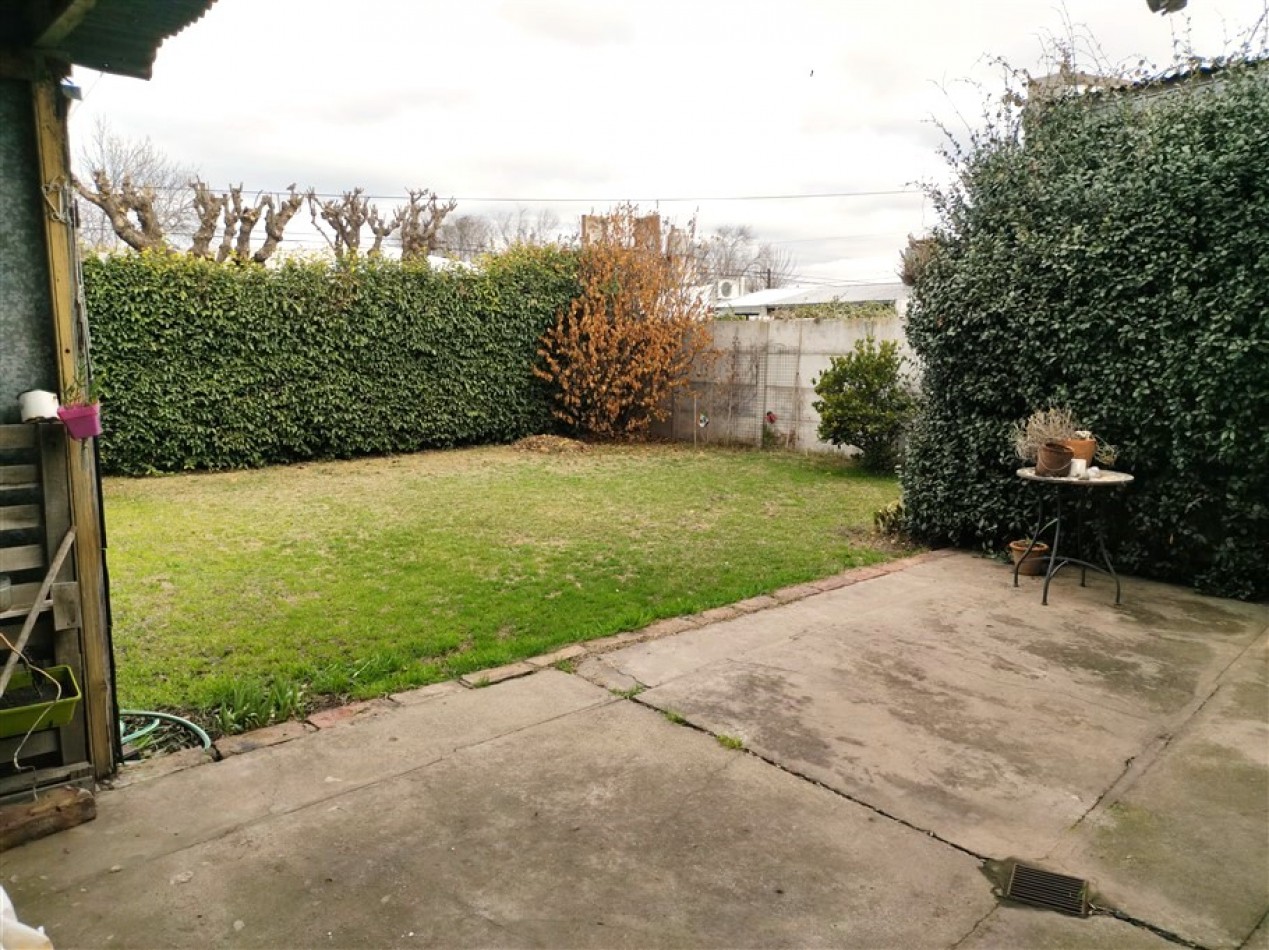 CASA DE 2 DORMITORIOS EN BARRIO OBRERO