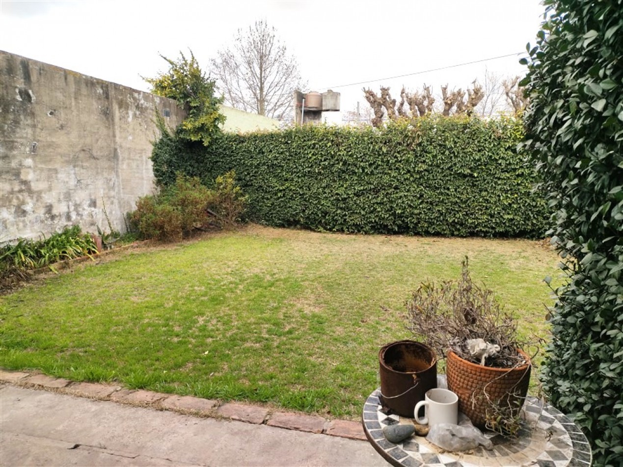CASA DE 2 DORMITORIOS EN BARRIO OBRERO
