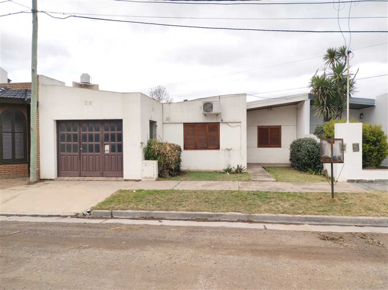 CASA DE 2 DORMITORIOS EN BARRIO OBRERO