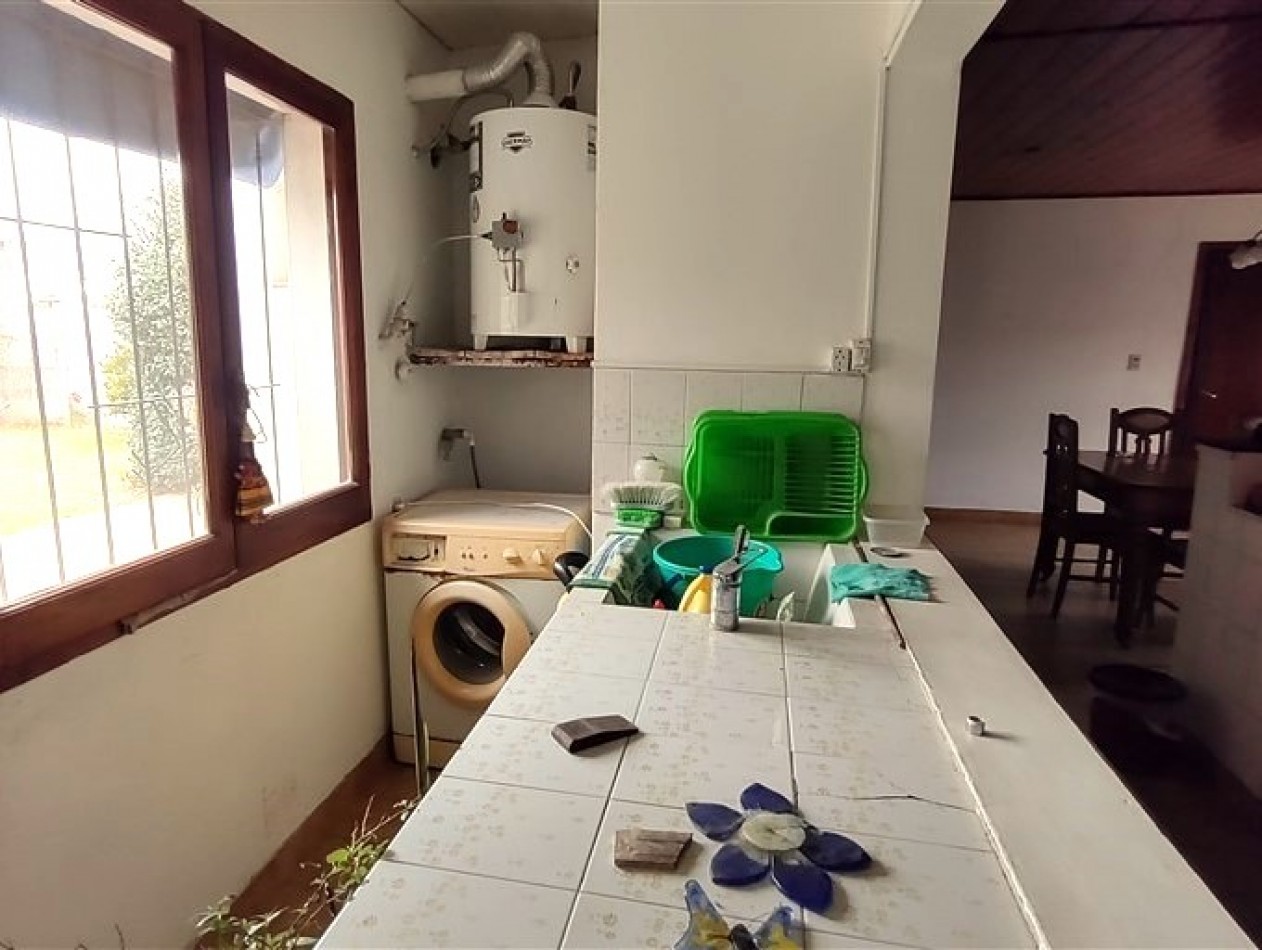 CASA DE 2 DORMITORIOS EN BARRIO OBRERO