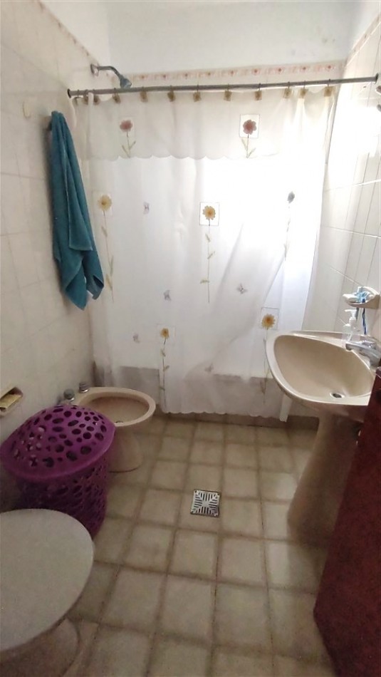 CASA DE 2 DORMITORIOS EN BARRIO OBRERO
