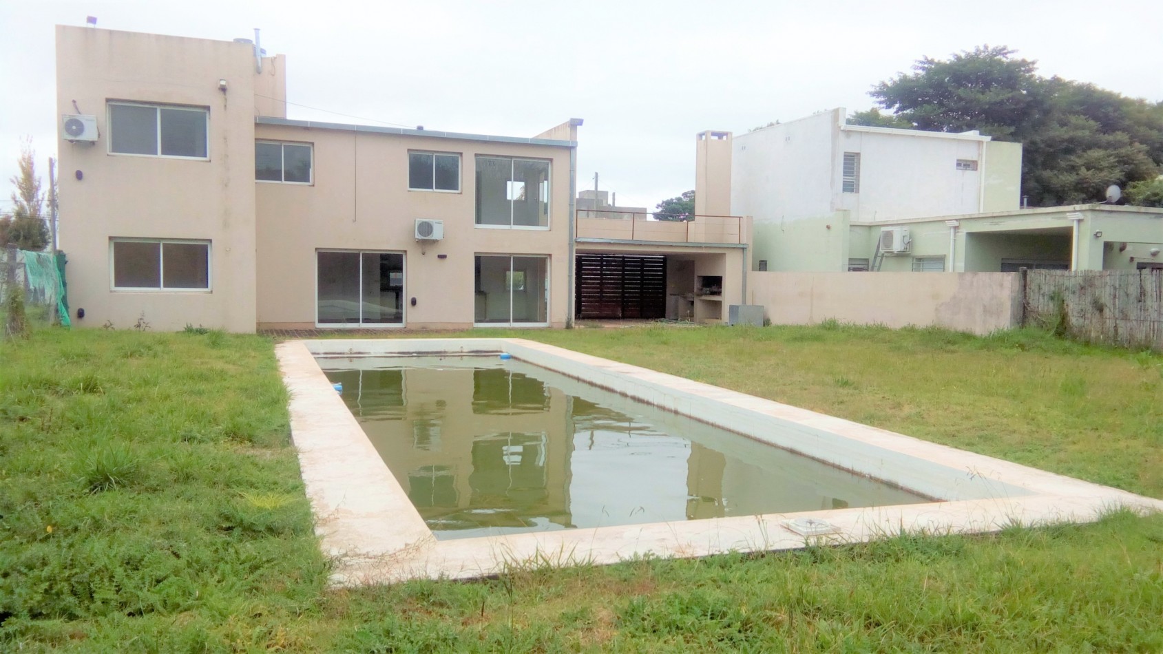 CASA DE 4 DORMITORIOS A METROS DEL GOLF