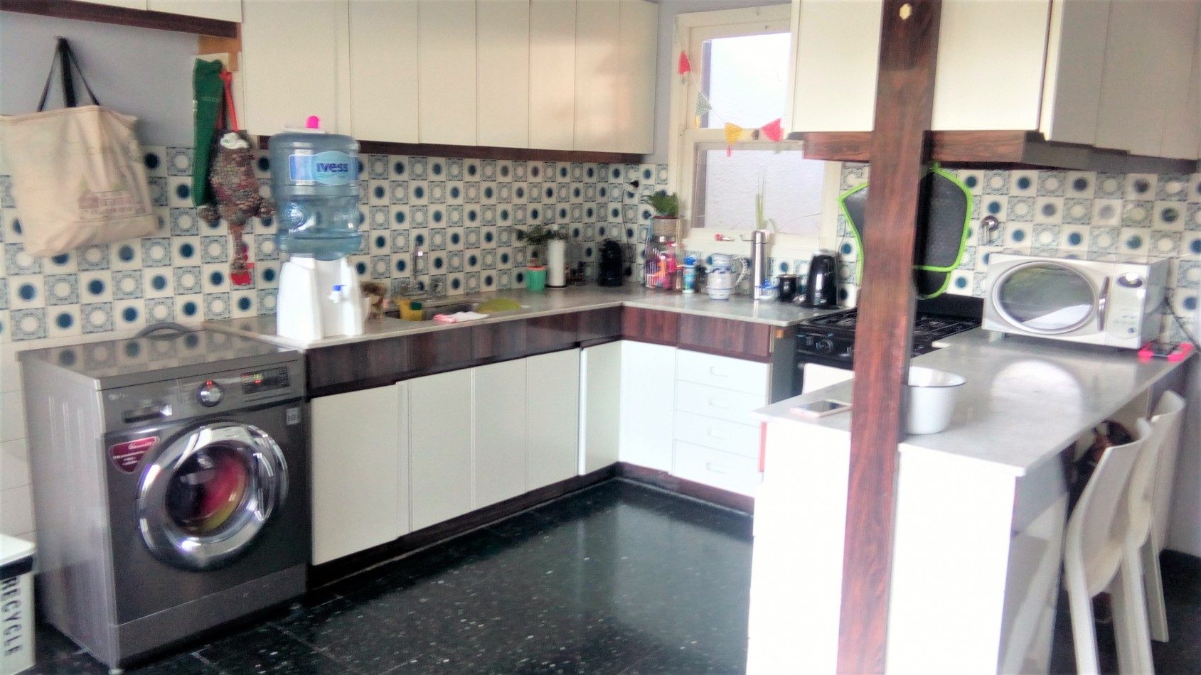 CASA CENTRICA DE TRES DORMITORIOS con JARDIN - EN ALQUILER