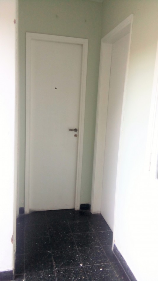CASA CENTRICA DE TRES DORMITORIOS con JARDIN - EN ALQUILER