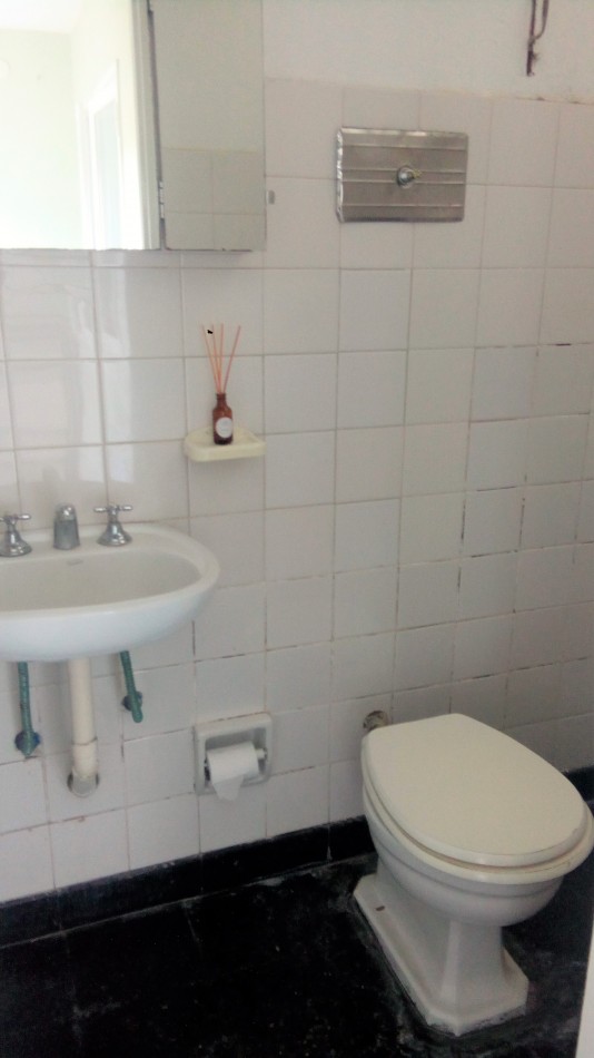 CASA CENTRICA DE TRES DORMITORIOS con JARDIN - EN ALQUILER