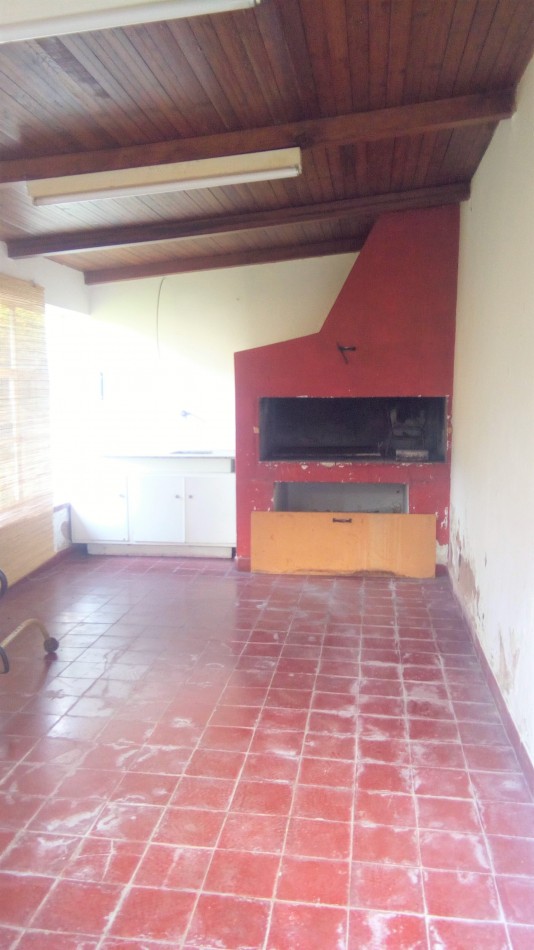 CASA CENTRICA DE TRES DORMITORIOS con JARDIN - EN ALQUILER
