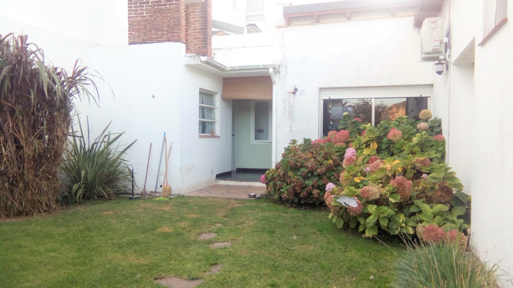 CASA CENTRICA DE TRES DORMITORIOS con JARDIN - EN ALQUILER