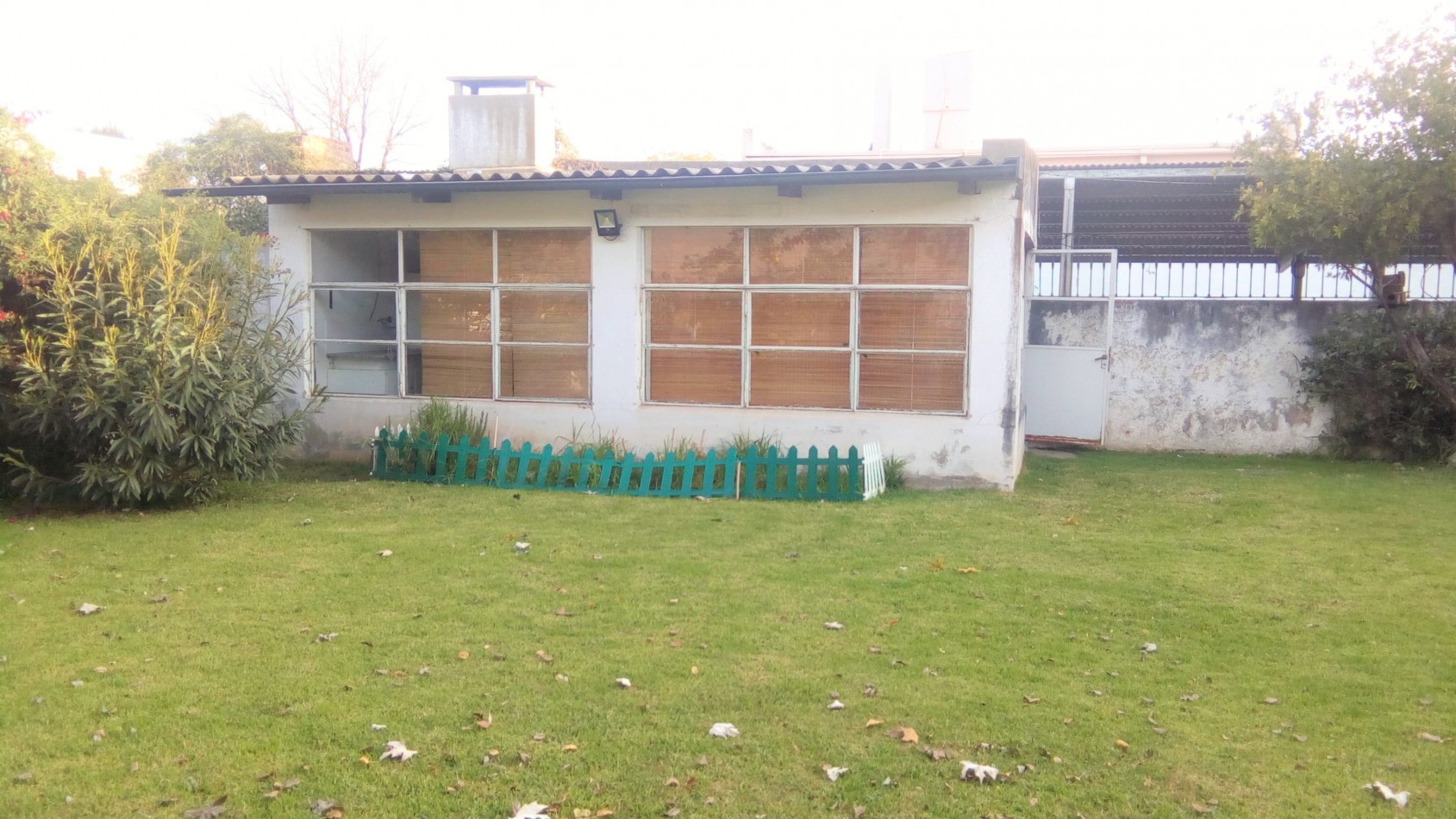 CASA CENTRICA DE TRES DORMITORIOS con JARDIN - EN ALQUILER