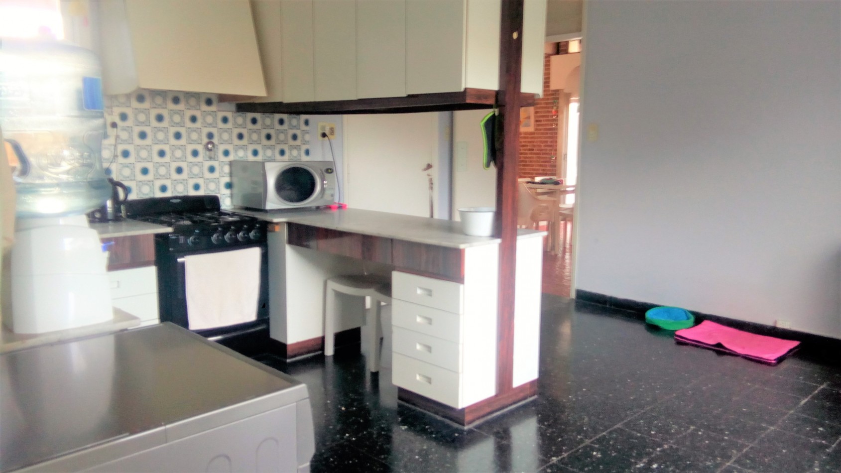 CASA CENTRICA DE TRES DORMITORIOS con JARDIN - EN ALQUILER