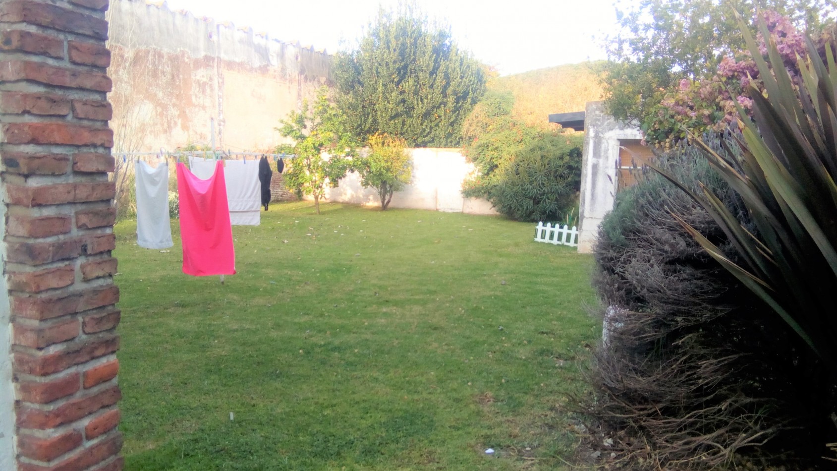 CASA CENTRICA DE TRES DORMITORIOS con JARDIN - EN ALQUILER