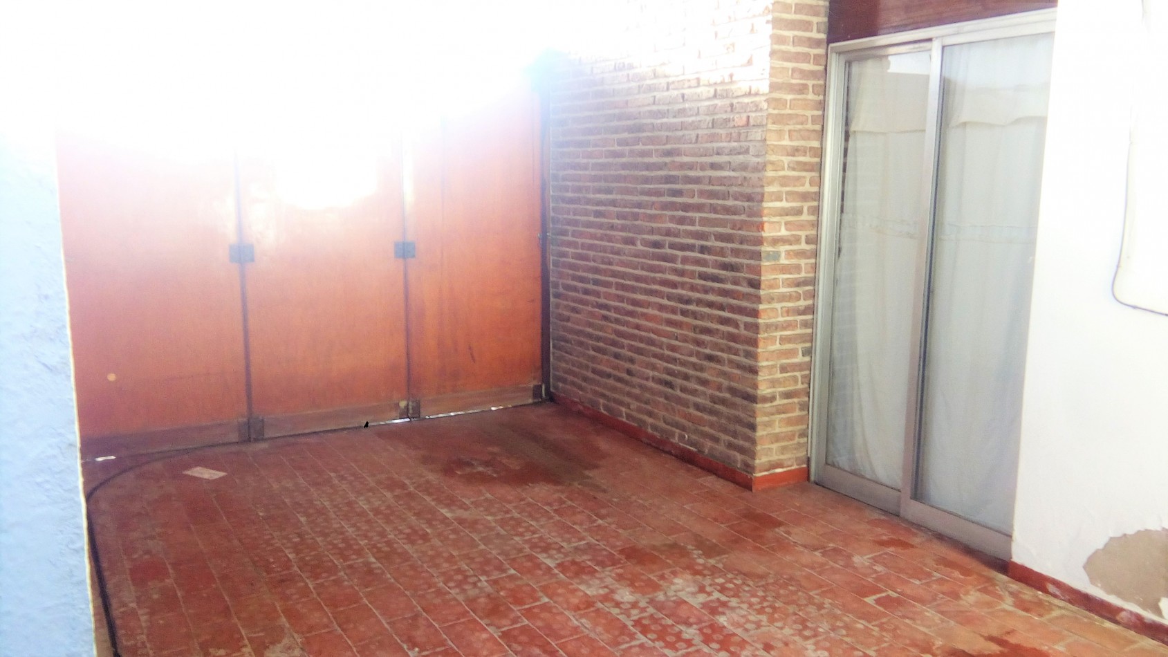 CASA CENTRICA DE TRES DORMITORIOS con JARDIN - EN ALQUILER