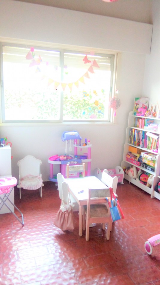 CASA CENTRICA DE TRES DORMITORIOS con JARDIN - EN ALQUILER