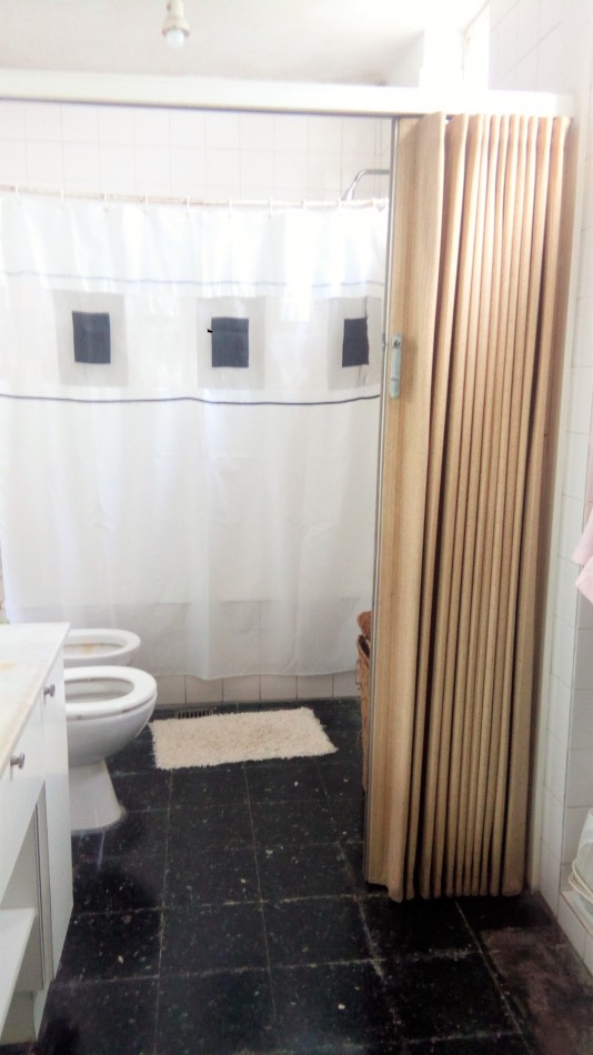 CASA CENTRICA DE TRES DORMITORIOS con JARDIN - EN ALQUILER