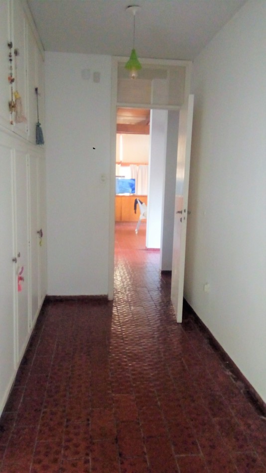 CASA CENTRICA DE TRES DORMITORIOS con JARDIN - EN ALQUILER