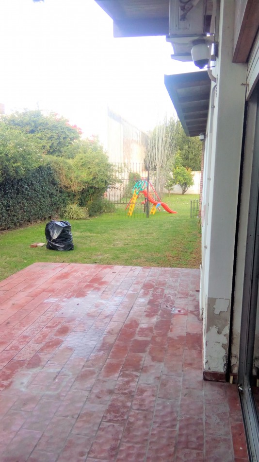 CASA CENTRICA DE TRES DORMITORIOS con JARDIN - EN ALQUILER