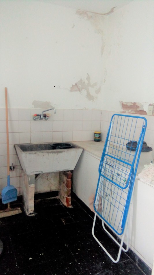 CASA CENTRICA DE TRES DORMITORIOS con JARDIN - EN ALQUILER