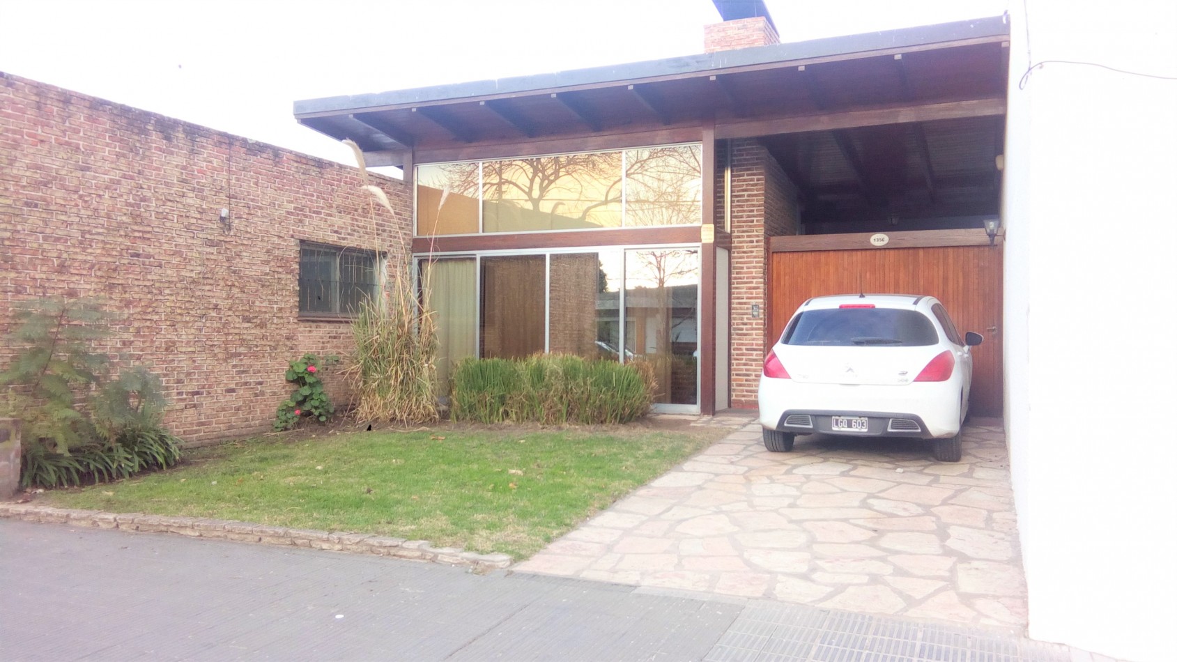 CASA CENTRICA DE TRES DORMITORIOS con JARDIN - EN ALQUILER