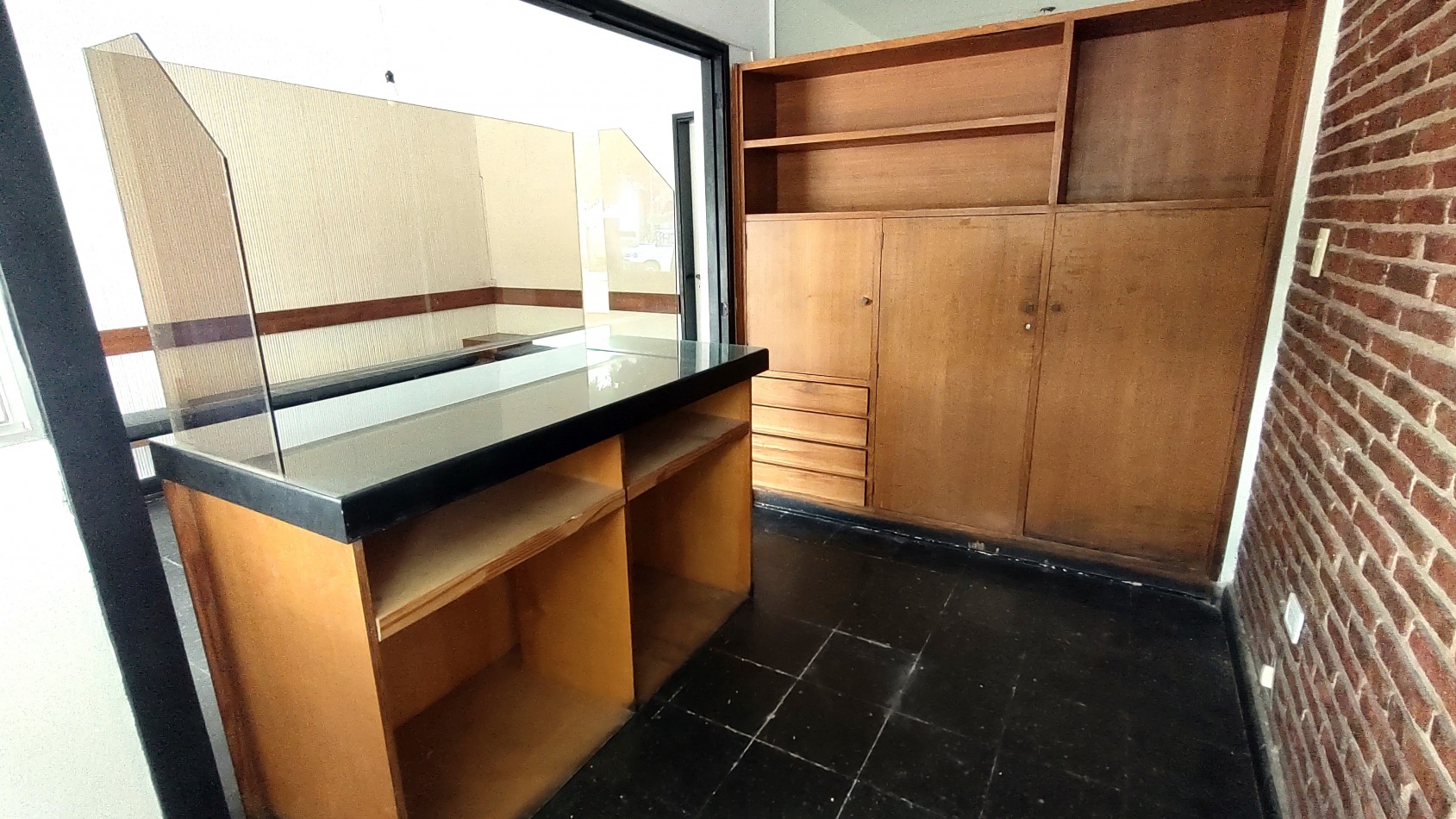 LOCAL CENTRICO PARA USO COMERCIAL, CONSULTORIO, ESTUDIO, OFICINA