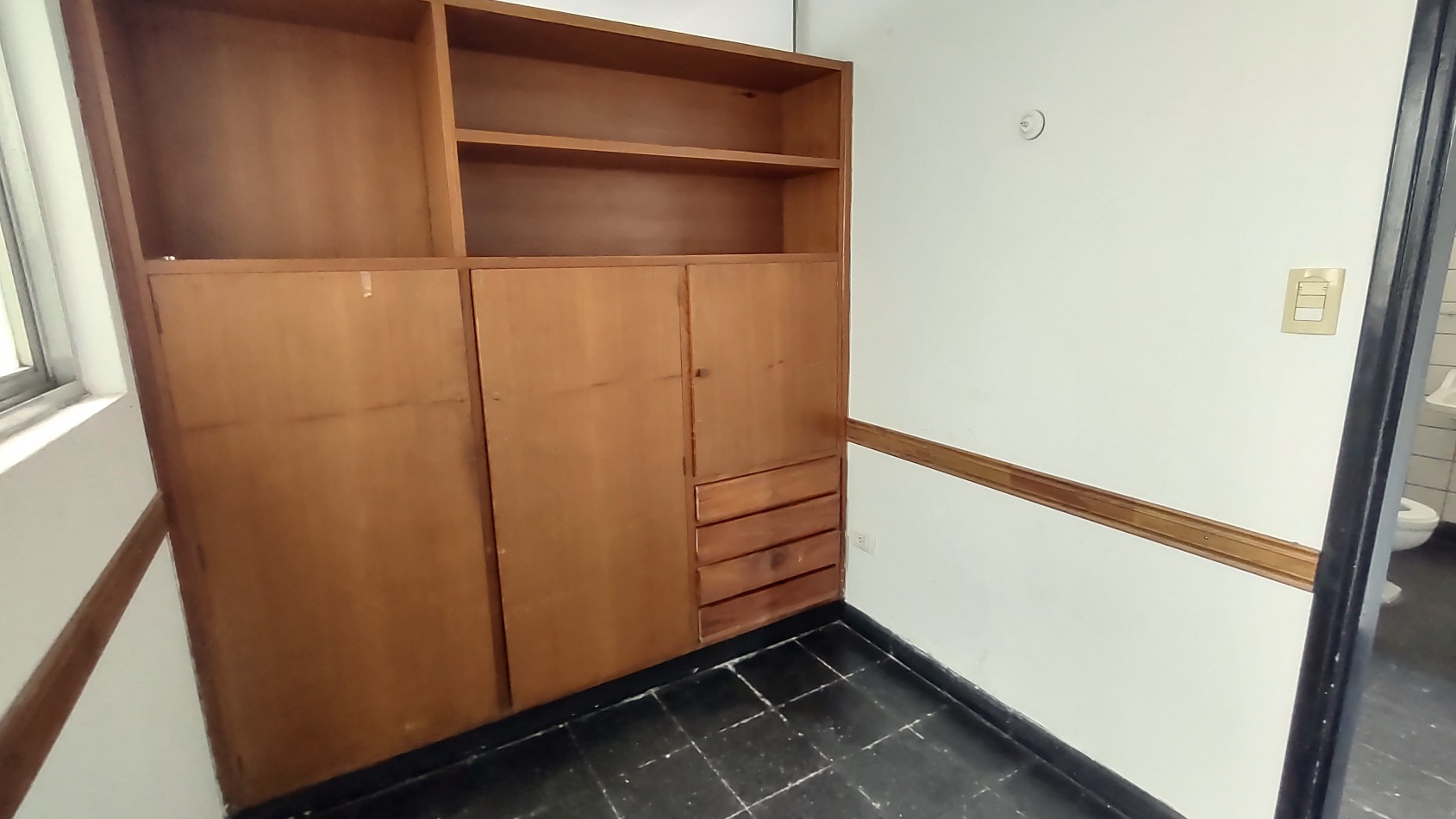 LOCAL CENTRICO PARA USO COMERCIAL, CONSULTORIO, ESTUDIO, OFICINA