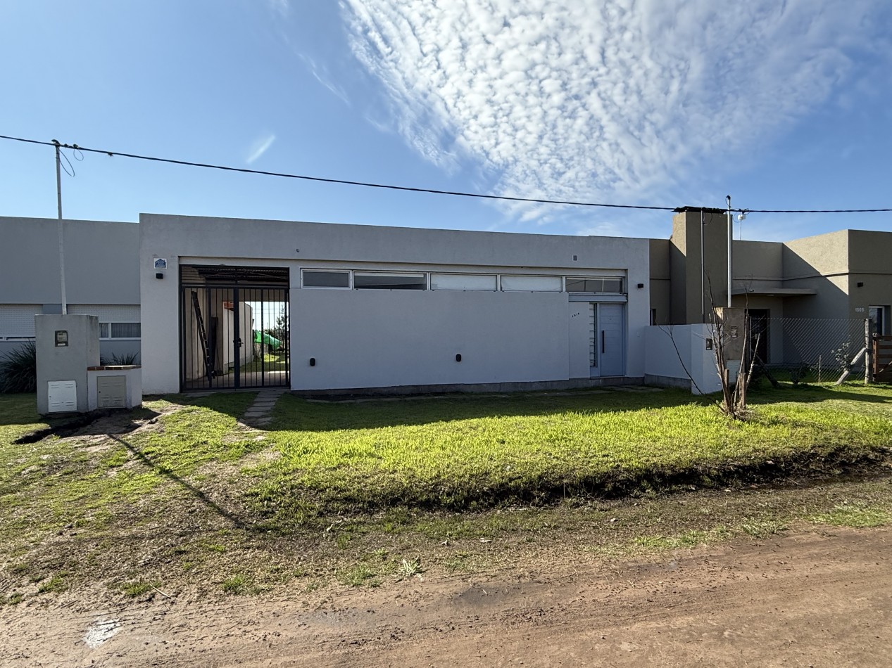 CASA DE UN DORMITORIO C/ JARDIN Y COCHERA