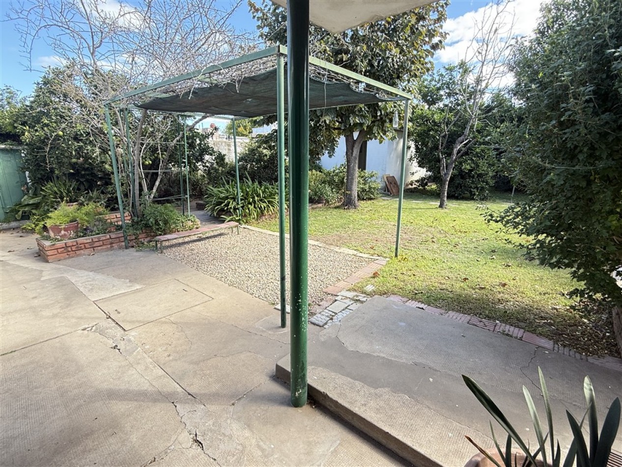 CASA DE DOS DORMITORIOS CON JARDIN - EN VENTA EN GENERAL PINTO