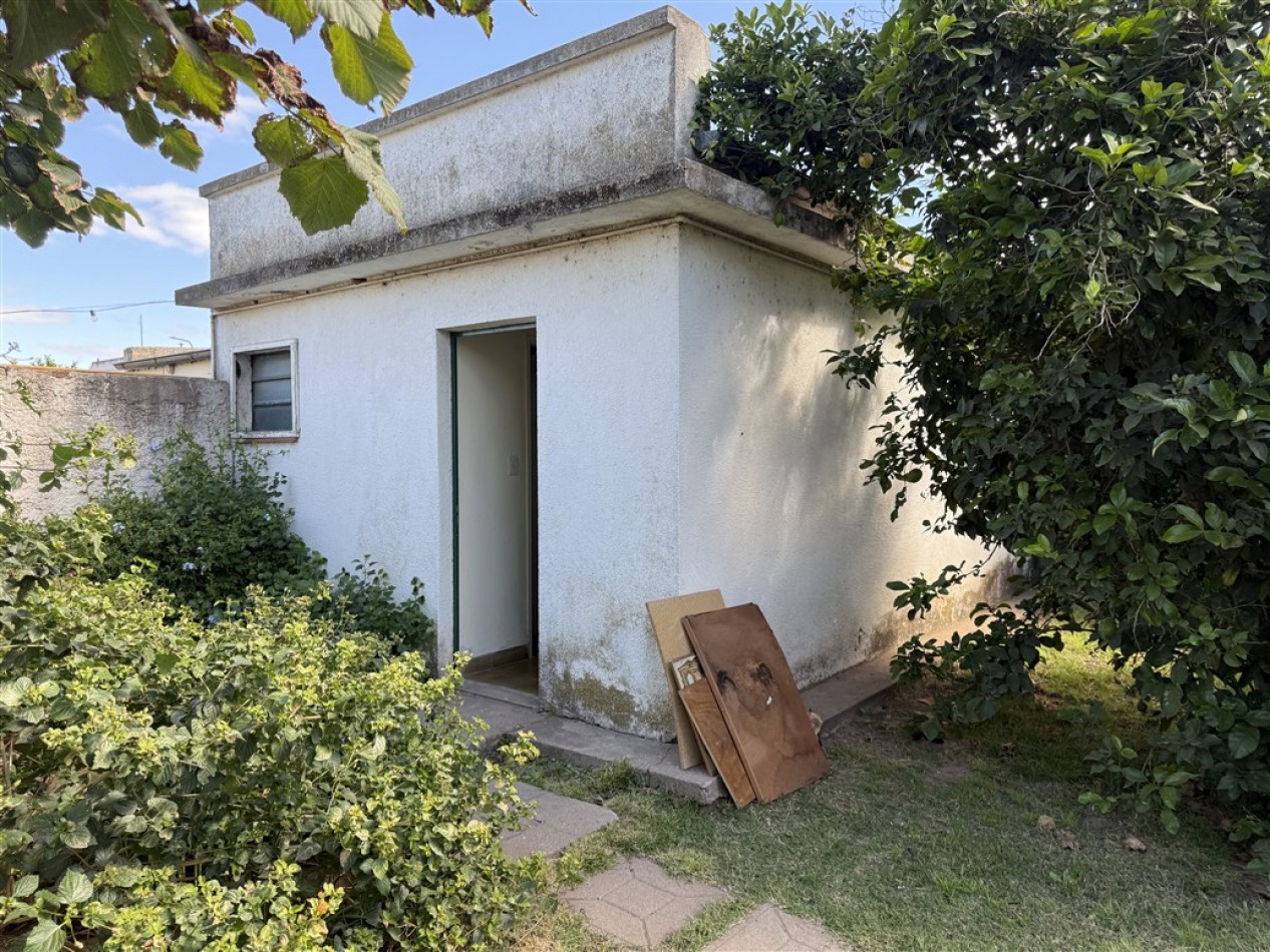 CASA DE DOS DORMITORIOS CON JARDIN - EN VENTA EN GENERAL PINTO