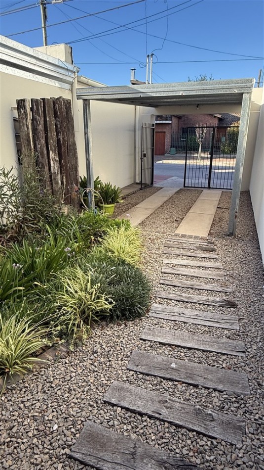 DEPARTAMENTO DE 1 DORMITORIO - CON PATIO Y COCHERA