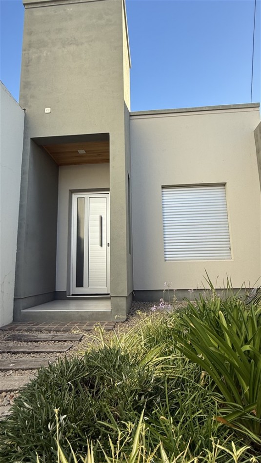 DEPARTAMENTO DE 1 DORMITORIO - CON PATIO Y COCHERA