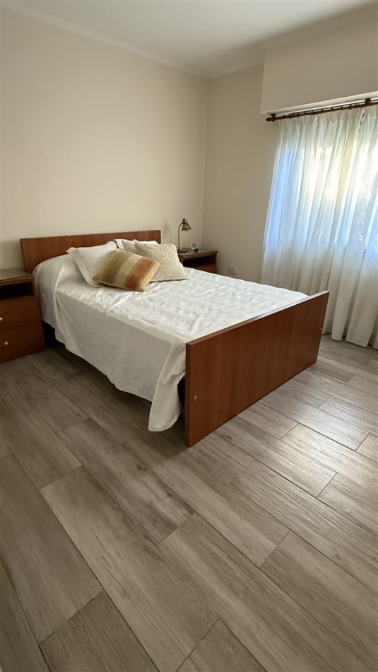 DEPARTAMENTO DE 1 DORMITORIO - CON PATIO Y COCHERA