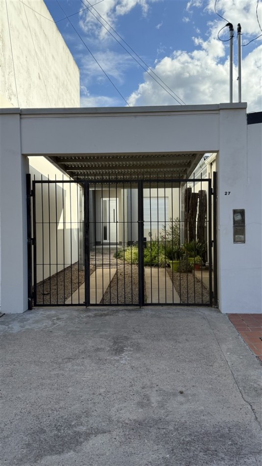 DEPARTAMENTO DE 1 DORMITORIO - CON PATIO Y COCHERA