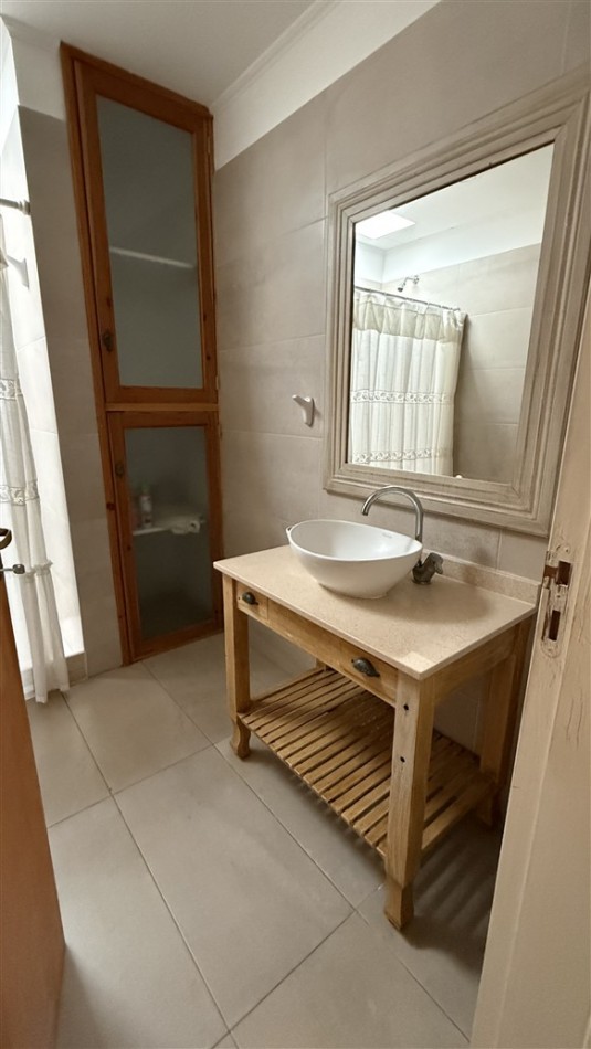 DEPARTAMENTO DE 1 DORMITORIO - CON PATIO Y COCHERA