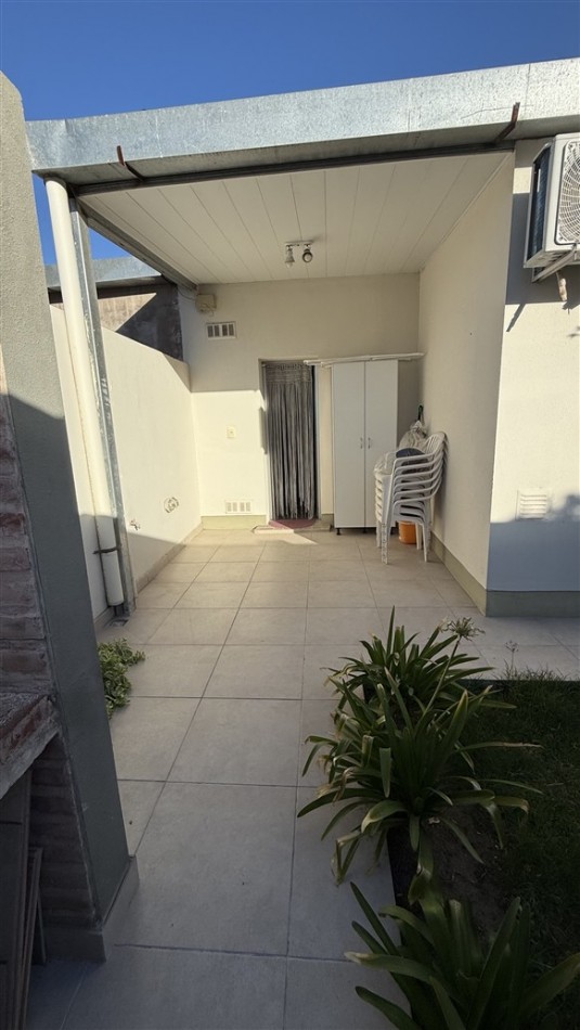 DEPARTAMENTO DE 1 DORMITORIO - CON PATIO Y COCHERA