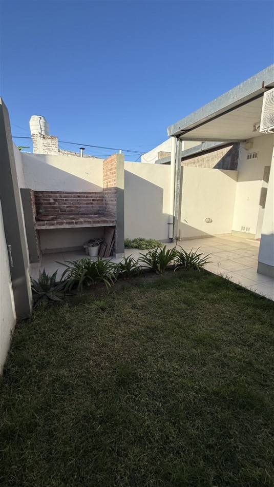 DEPARTAMENTO DE 1 DORMITORIO - CON PATIO Y COCHERA