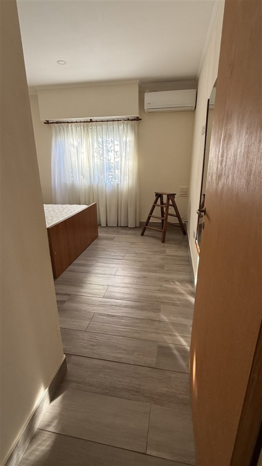 DEPARTAMENTO DE 1 DORMITORIO - CON PATIO Y COCHERA