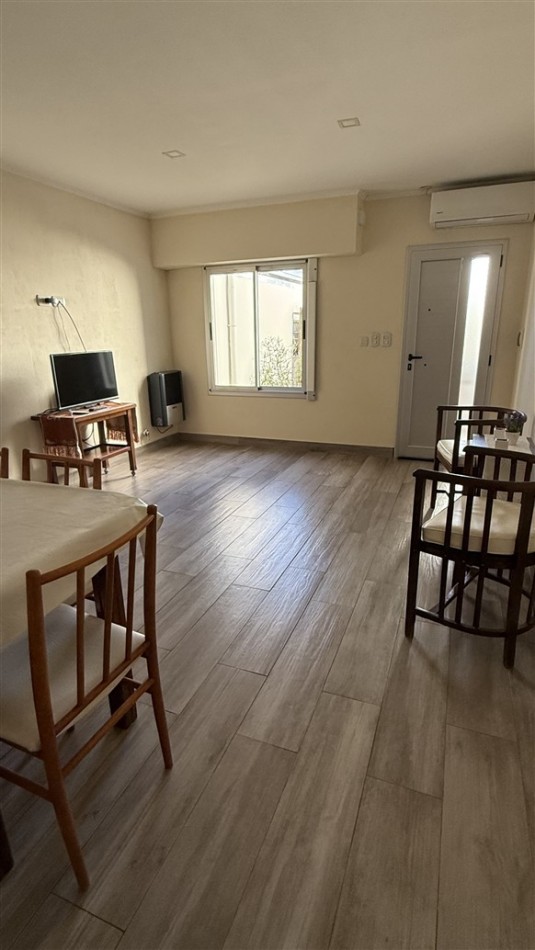 DEPARTAMENTO DE 1 DORMITORIO - CON PATIO Y COCHERA
