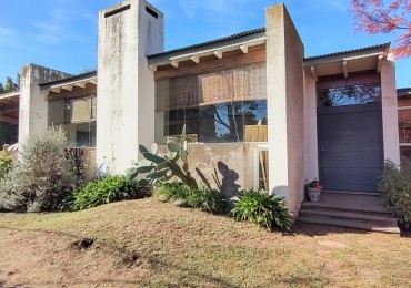CASA DE 3 DORMITORIOS  FRENTE AL GOLF - EN VENTA