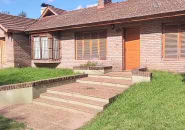 CASA DE 3 DORMITORIOS CON AMPLIO JARDIN - EN VENTA