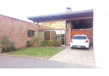 CASA CENTRICA DE TRES DORMITORIOS con JARDIN - EN ALQUILER
