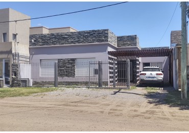 CASA DE 3 DORMITORIOS - EN VENTA