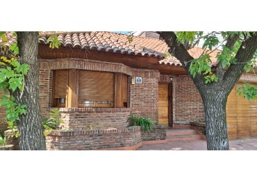 CASA DE 3 DORMITORIOS - CON PILETA